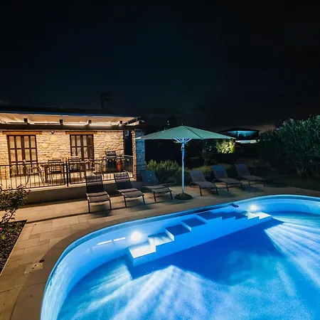 Jurinea In Istrien Mit Pool